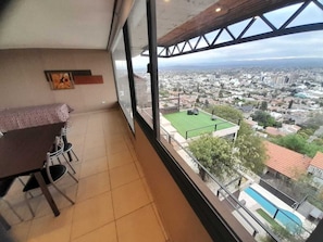 Deluxe-lejlighed - 1 soveværelse - terrasse - søudsigt | Opholdsområde | 32-tommers LED-tv med kabelkanaler, Netflix, streamingtjenester