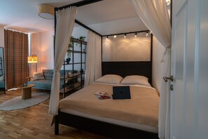 1 soverom, skrivebord, strykejern/-brett og reiseseng for barn