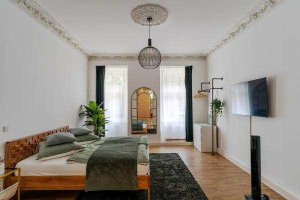 Schlafzimmer mit Stuck & TV