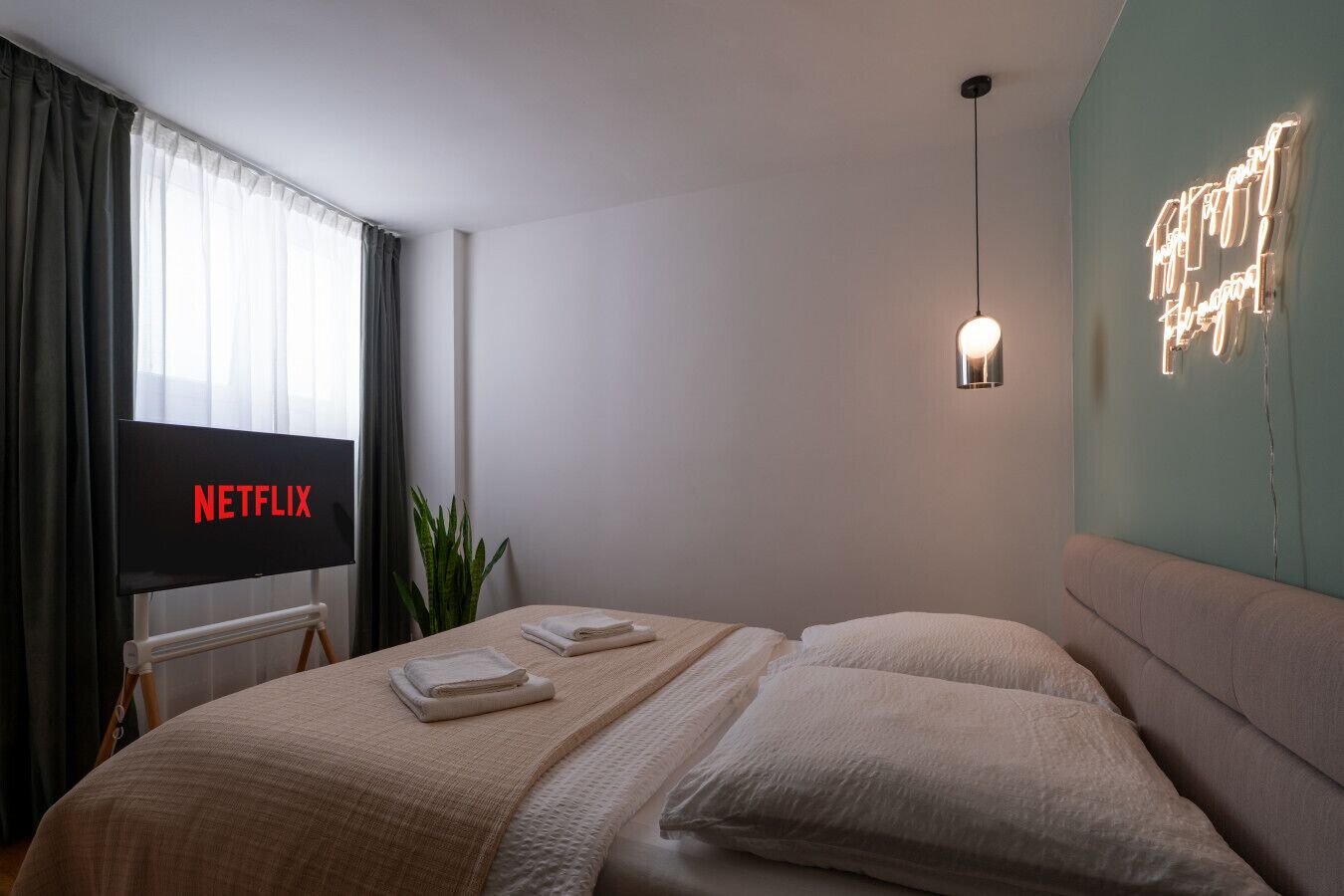 1 habitación, escritorio, tabla de planchar con plancha y cuna de viaje 