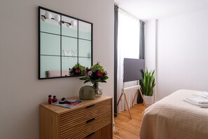 1 chambre, bureau, fer et planche à repasser, lit parapluie