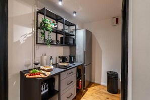Kylskåp, mikrovågsugn, spishäll och diskmaskin