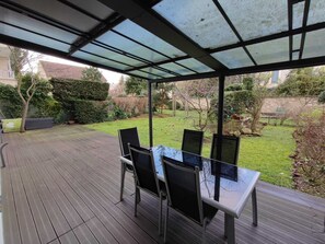 Outdoor dining - Bright Apartment With Garden Near Paris & Bois de Vincennes, all Commodities (Maisons-Alfort)