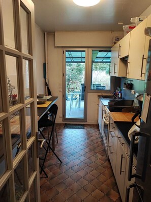 Private kitchen - Bright Apartment With Garden Near Paris & Bois de Vincennes, all Commodities (Maisons-Alfort)