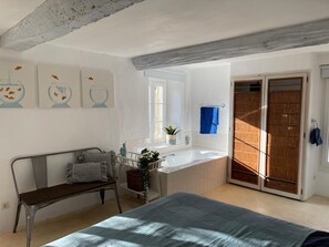 2 bedrooms, desk, iron/ironing board, travel cot - La Bergerie du Mas (Le Plan-de-la-Tour)