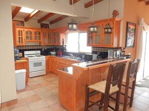 Private kitchen - Amazing Vista of Ensenada across the bay. Quiet beauty surrounds you. (Ensenada)