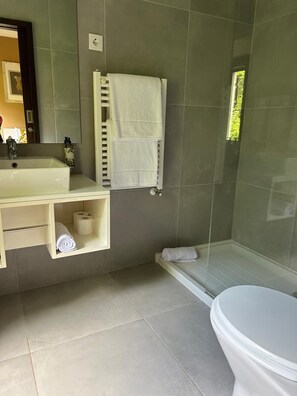 Een douche, een haardroger, handdoeken, zeep