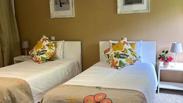 Habitación con 2 camas individuales | Escritorio, wifi gratis, ropa de cama