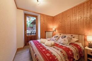 3 habitaciones, tabla de planchar con plancha, cuna de viaje y internet 
