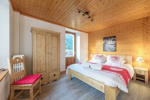 3 bedrooms, iron/ironing board, travel cot, Internet