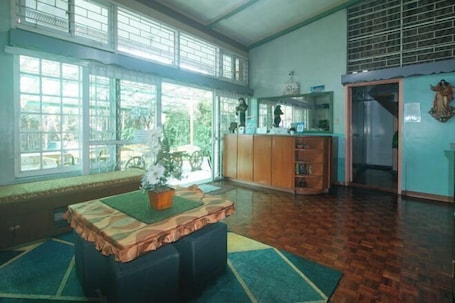 Lobby. RedDoorz Hostel @ MRC Residences Baguio