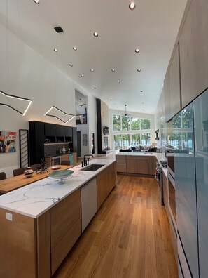 Réfrigérateur, four à micro-ondes, un four, surface de cuisson