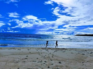 Sun-loungers, beach towels - Lonely Bay Beach House - stunning private sand beach, modern home *30 day min* (Spring Bay)