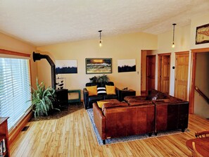 Smart TV, computer monitors - Lonely Bay Beach House - stunning private sand beach, modern home *30 day min* (Spring Bay)