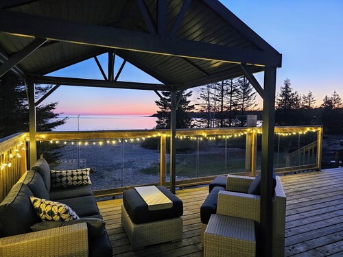 Lonely Bay Beach House - stunning private sand beach, modern home *30 day min*