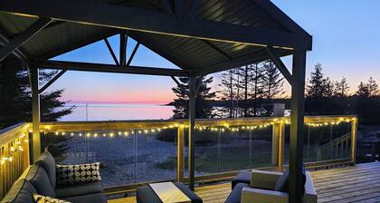 Lonely Bay Beach House - stunning private sand beach, modern home *30 day min*