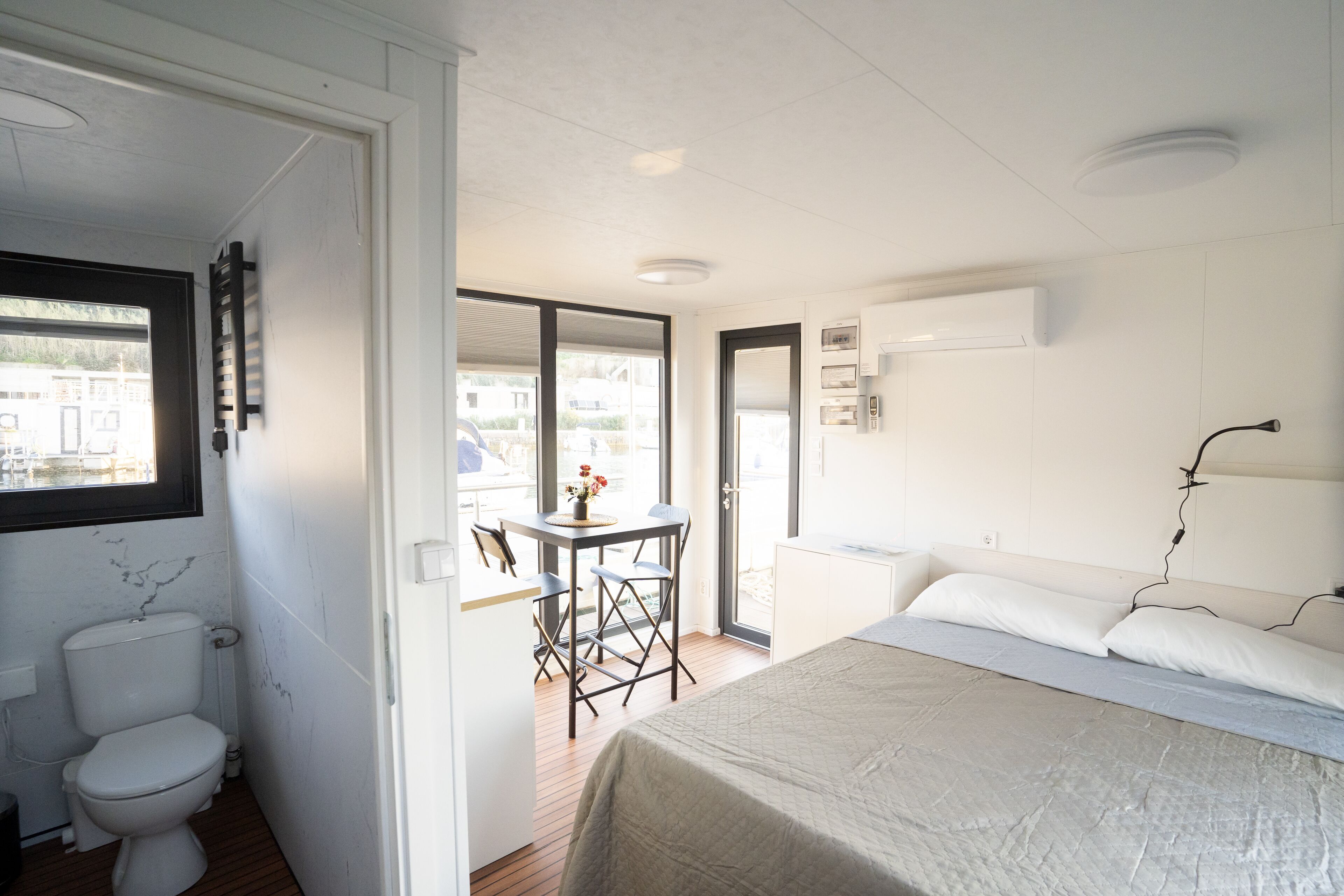 Buồng tắm vòi sen, máy sấy tóc, khăn tắm, xà phòng 