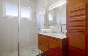 Dusche, Haartrockner, Handtücher