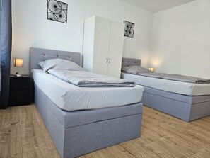 3 habitaciones, tabla de planchar con plancha, wifi y ropa de cama