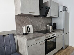 Een koelkast, een magnetron, een oven, een kookplaat