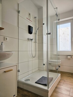 Dusch, hårtork, handdukar och tvål