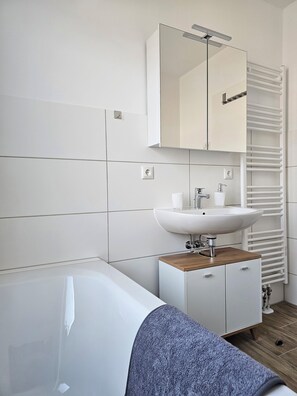 Regadera, secadora de cabello, toallas, jabón