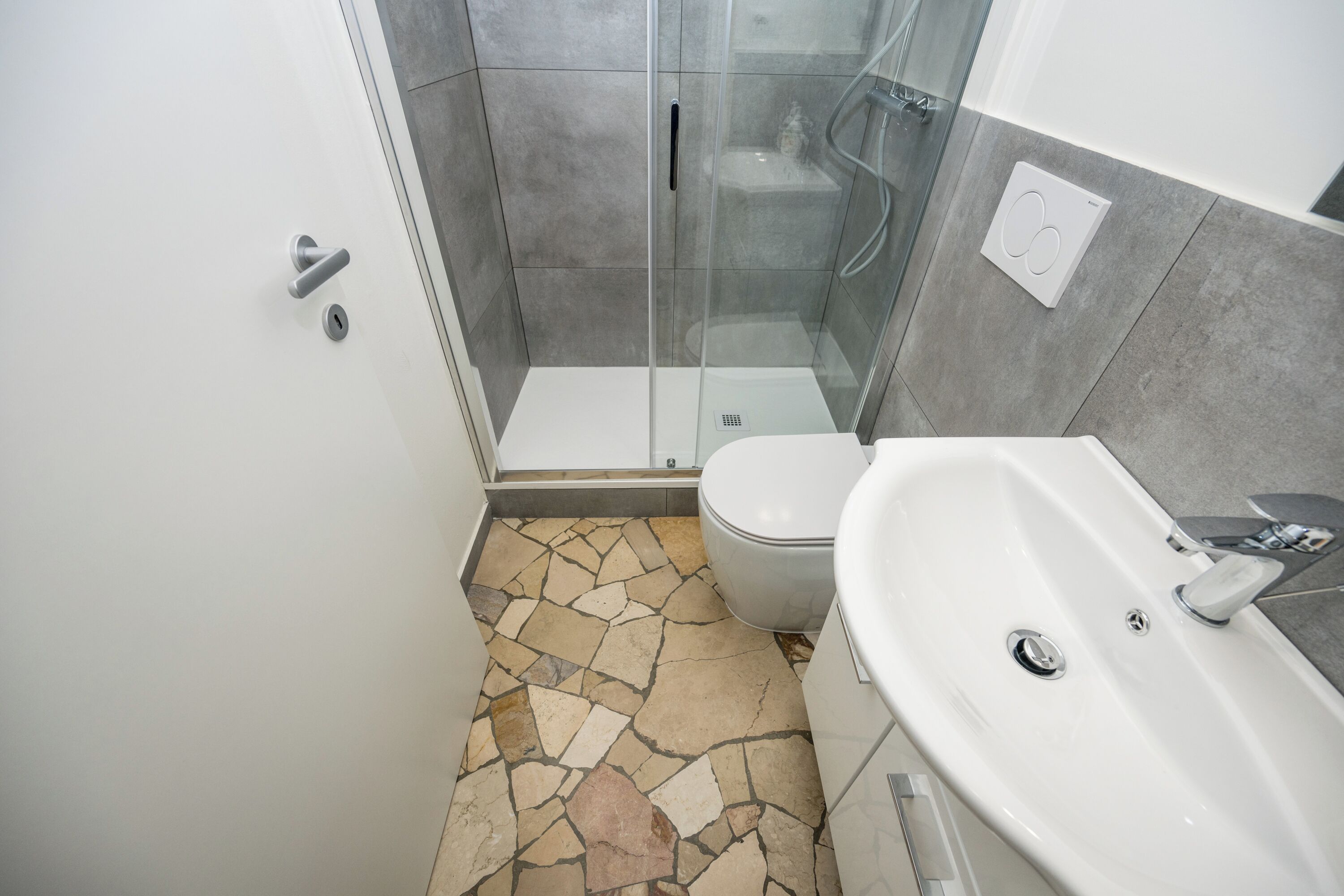 Standard Room | Bathroom | Shower, rainfall showerhead, hair dryer, towels