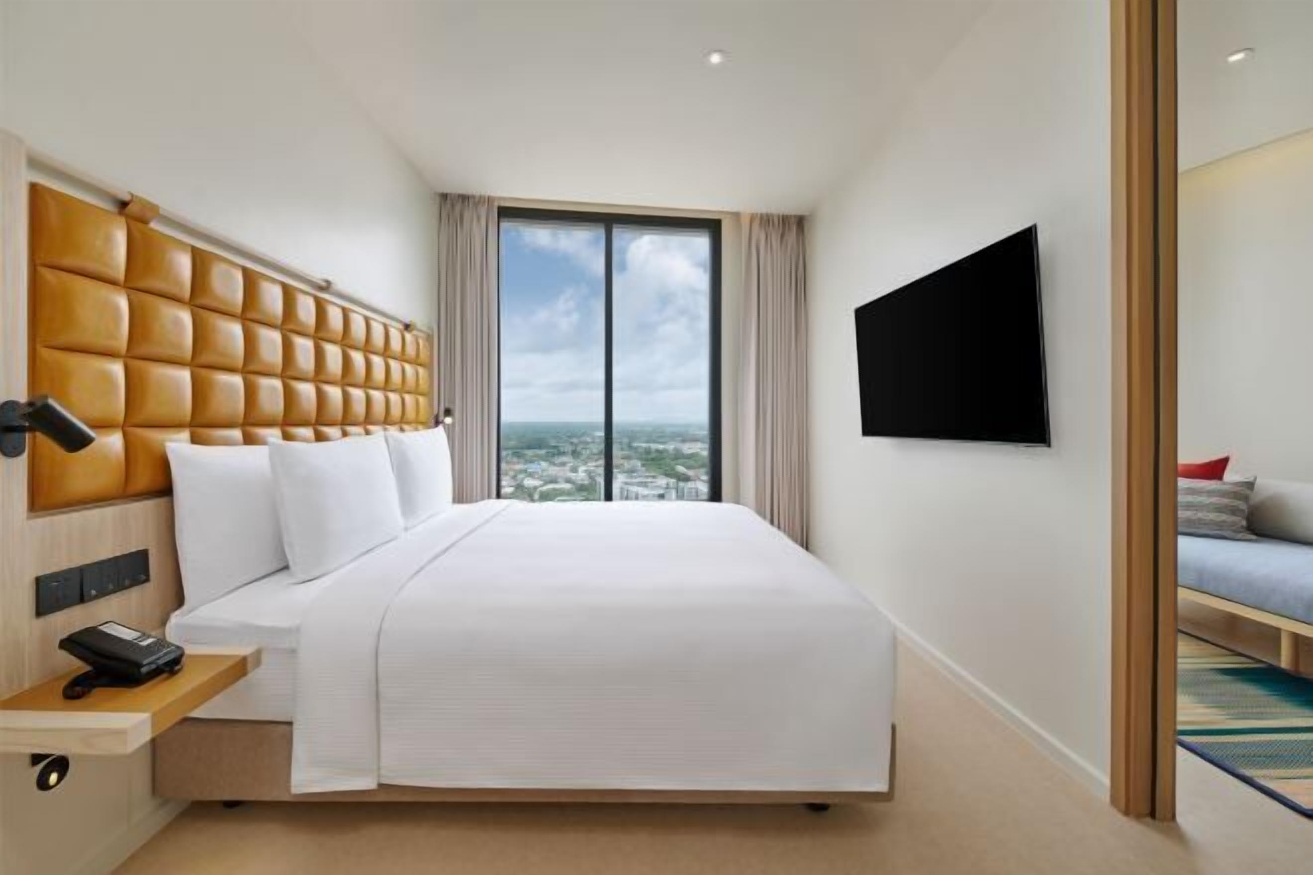 Safe på rommet, skrivebord, blendingsgardiner og barnesenger (inkludert)