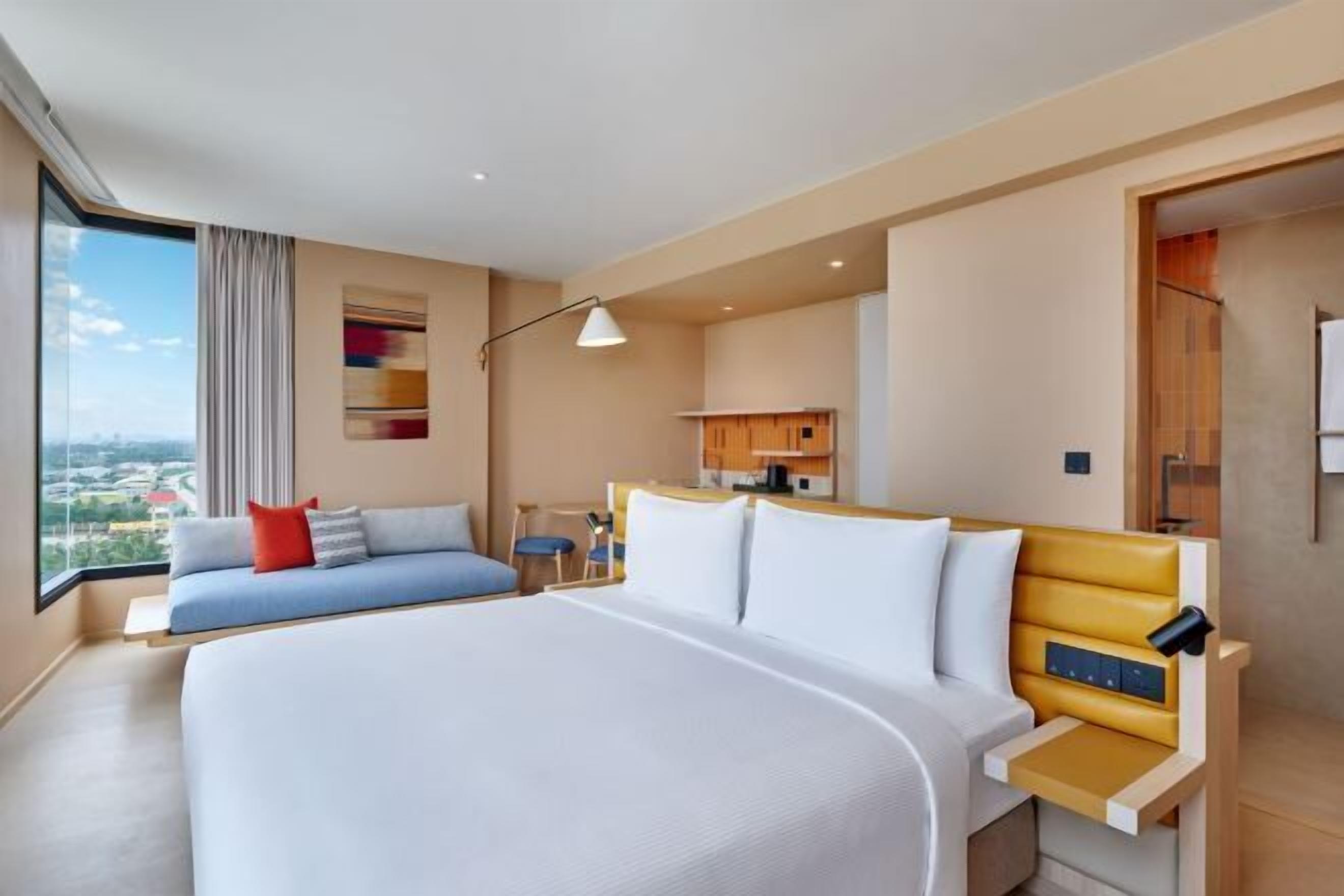 Safe på rommet, skrivebord, blendingsgardiner og barnesenger (inkludert)