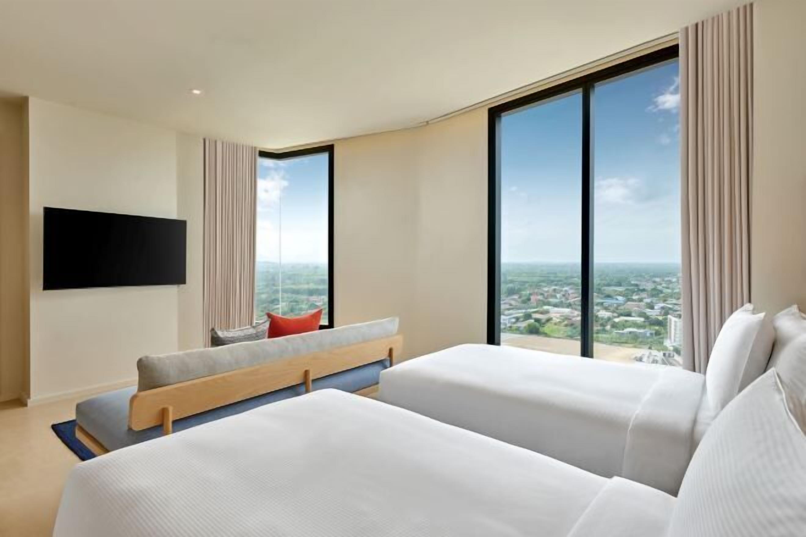 Safe på rommet, skrivebord, blendingsgardiner og barnesenger (inkludert)