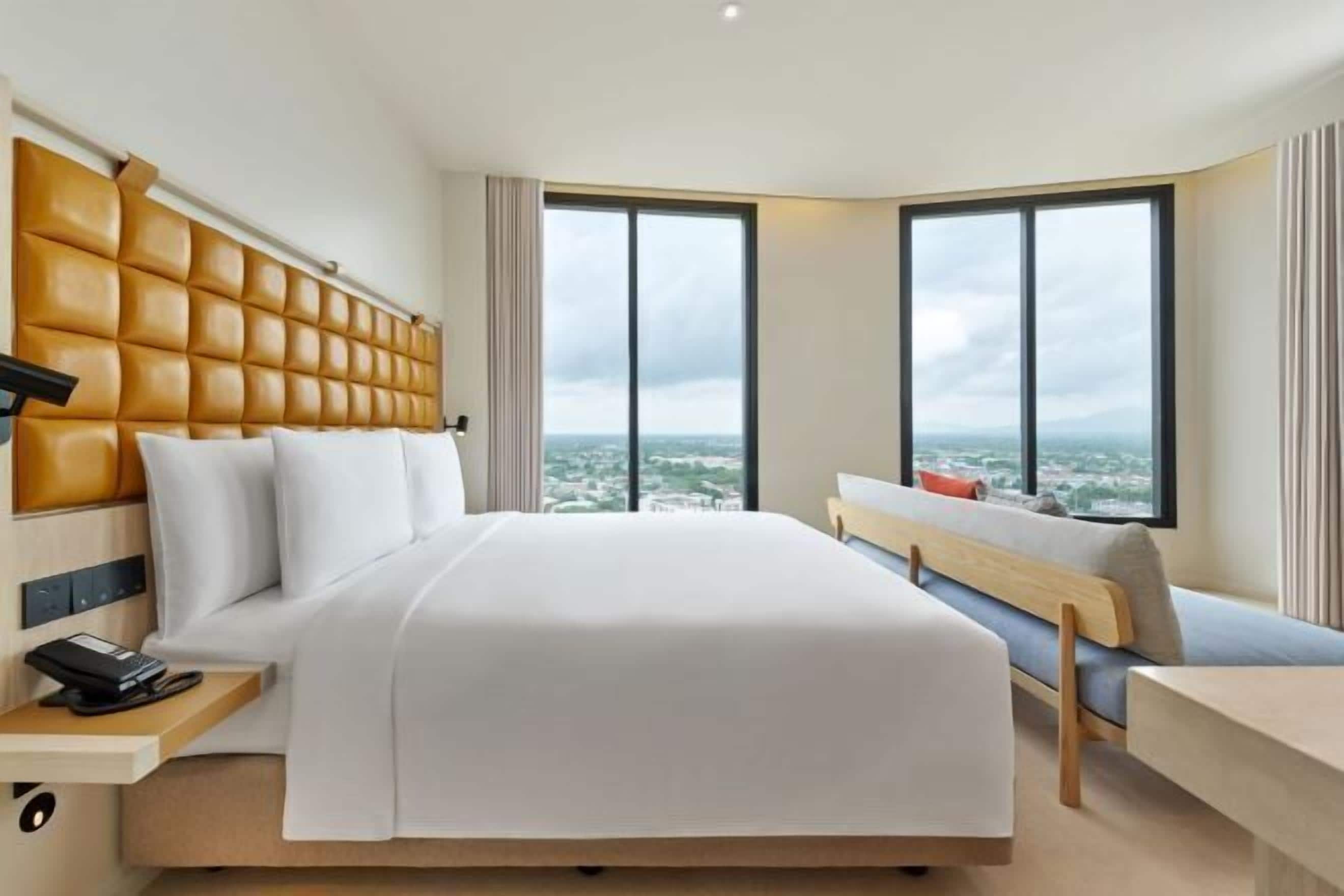 Safe på rommet, skrivebord, blendingsgardiner og barnesenger (inkludert)