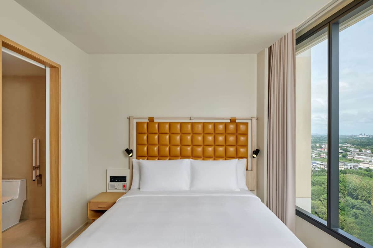 Basic Studio, 1 King Bed | 1 bedroom, in-room safe, desk, blackout drapes