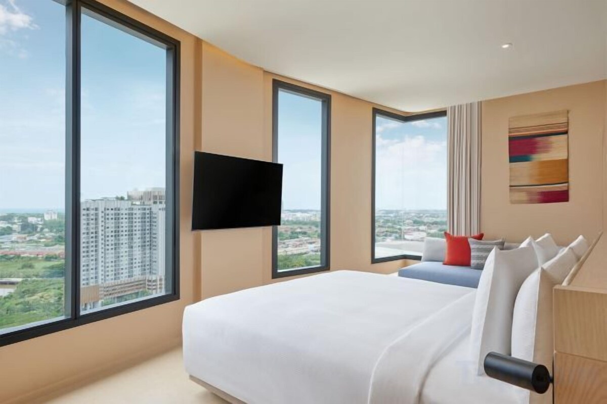 In-room safe, desk, blackout drapes, cribs (free)