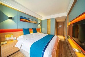 Une chambre d’hôtel moderne dotée d’un grand lit, d’un téléviseur à écran plat et d’une table de chevet en bois avec un téléphone et un panneau indiquant la disponibilité du Wi-Fi.