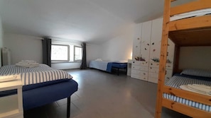2 soverom og skrivebord