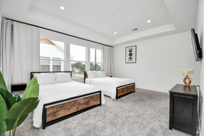 3 bedrooms, desk, iron/ironing board, WiFi - Stylish 4 Beds - Min to Downtown W/Backyrd (Houston)