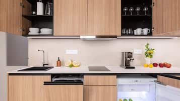 Refrigerador, parrilla de estufa, lavavajillas y cafetera y tetera