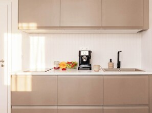 Coffee/tea maker, fridge, stovetop, electric kettle