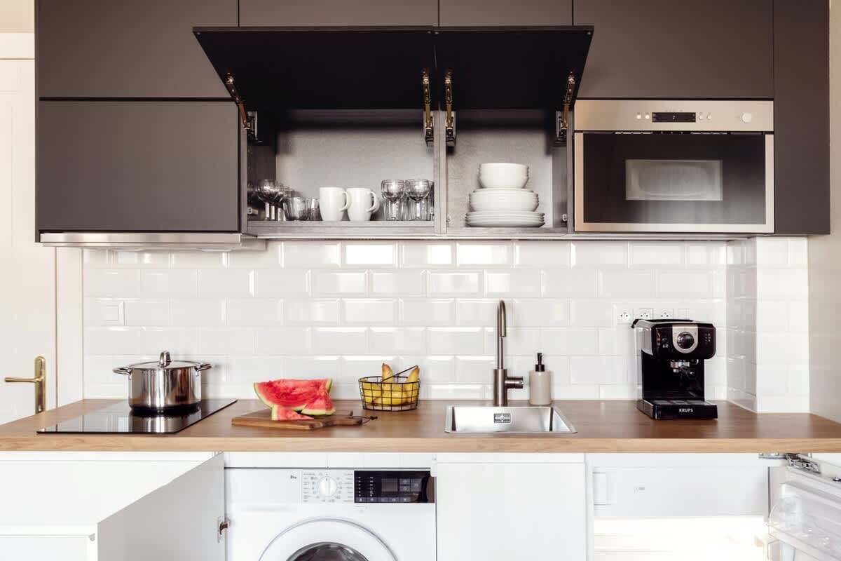 Kühlschrank, Mikrowelle, Herdplatte, Wasserkocher mit Kaffee-/Teezubehör