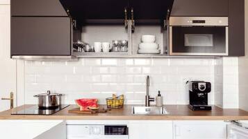 KĂŒhlschrank, Mikrowelle, Herdplatte, Wasserkocher mit Kaffee-/Teezubehör