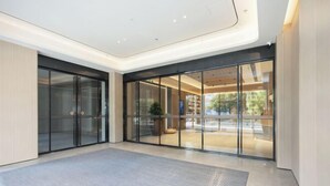 A spacious lobby with a large carpeted area, glass doors leading to a bright interior, and a ceiling with recessed lighting. - JI Hotel (Zhoushan Daishan Branch) (Daishan)