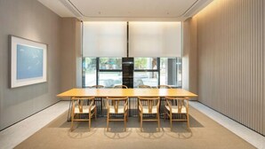 A conference room with a long table and chairs, large windows, and a framed picture on the wall. - JI Hotel (Zhoushan Daishan Branch) (Daishan)