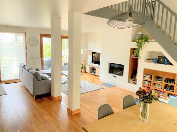 Smart TV, fireplace, books - Belle et Grande Maison de 5 Chambres Avec Jardin et Terrasses- Paris Sud Cachan (Cachan)