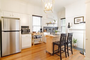 Fridge, microwave, oven, stovetop - Black Velvet Suite in Highland Park, King Bed, Walkable to Rojo and More!  (Birmingham)