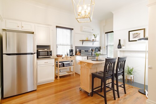 Black Velvet Suite in Highland Park, King Bed, Walkable to Rojo and More! 