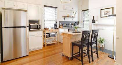 Black Velvet Suite in Highland Park, King Bed, Walkable to Rojo and More!