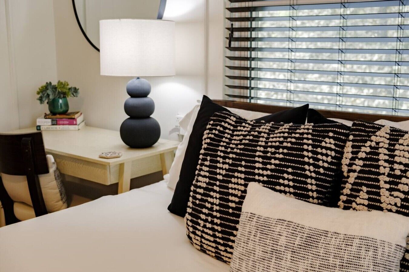 Desk, iron/ironing board, WiFi, bed sheets