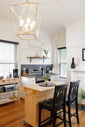 Coffee/tea maker, fridge, microwave, oven - Black Velvet King Suite in Beautiful Highland Park (Birmingham)