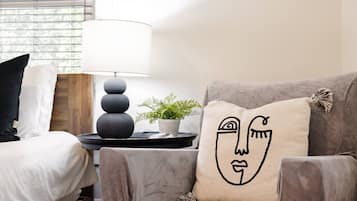 Desk, iron/ironing board, WiFi, bed sheets