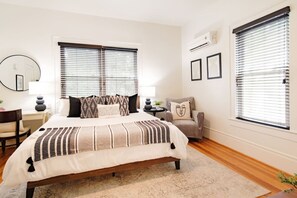 Desk, iron/ironing board, WiFi, bed sheets